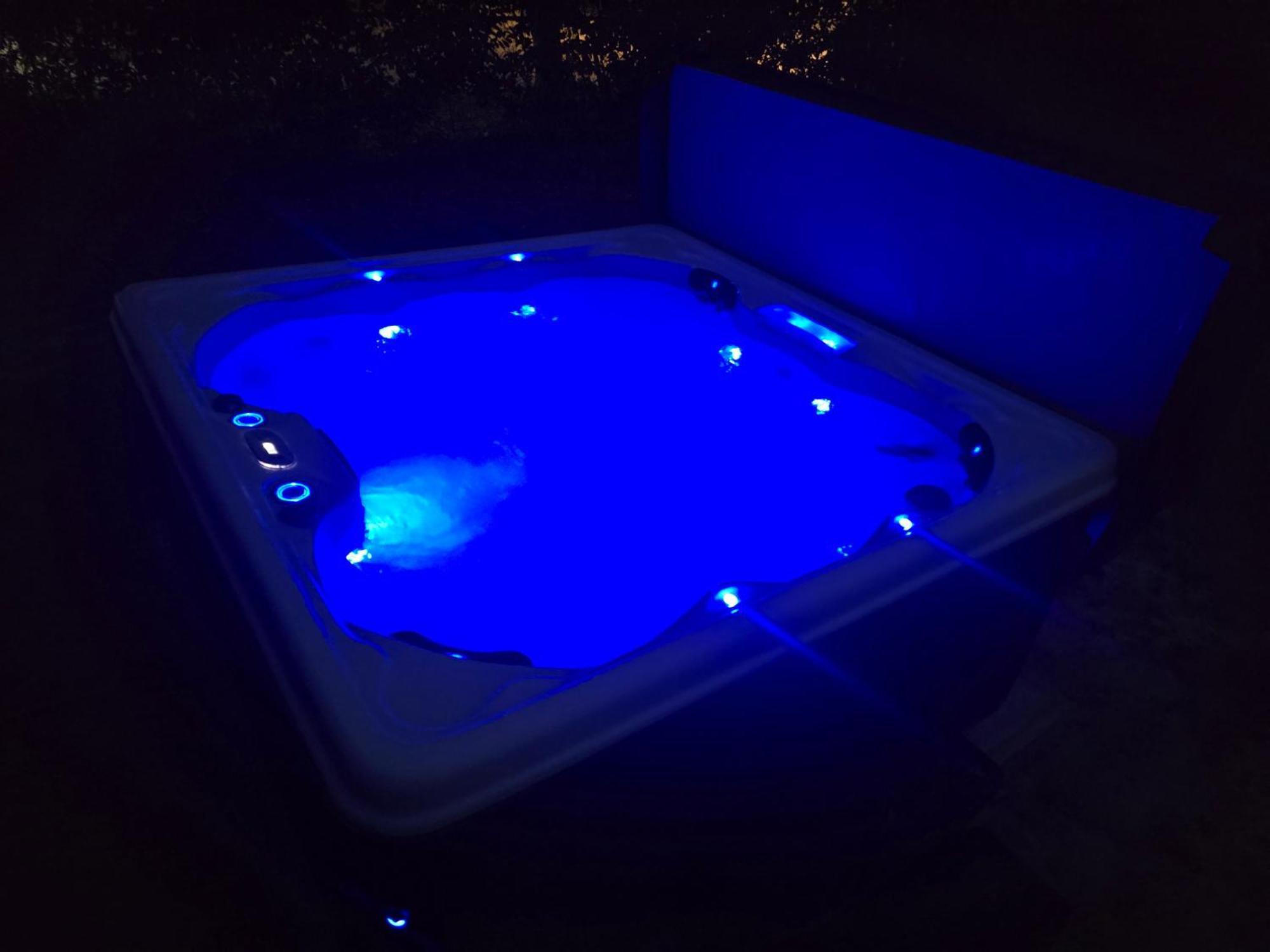 Chill Retreat, Hot Tub, Large Private Yard Hébergement de vacances *