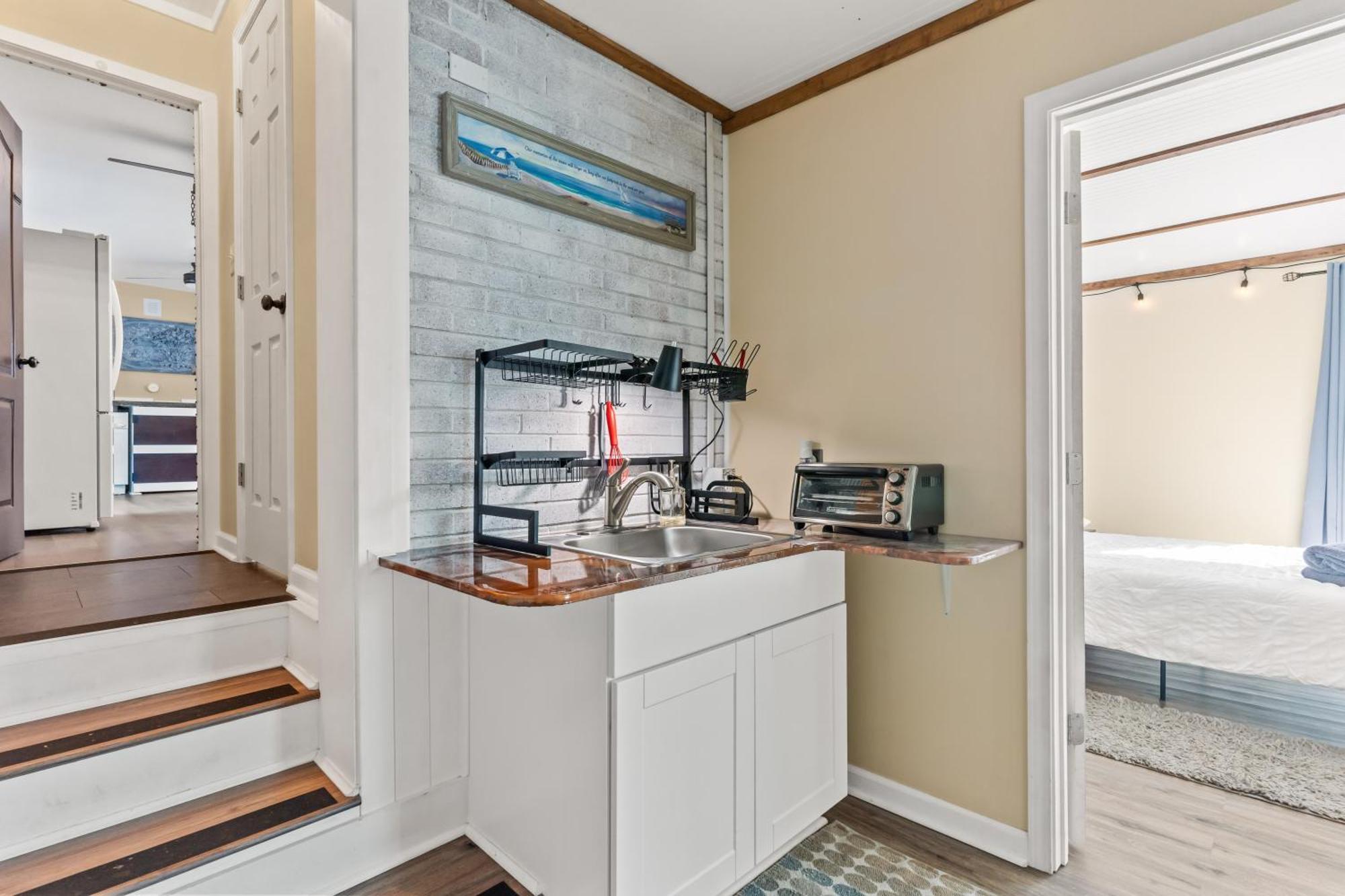 Chill Retreat, Hot Tub, Large Private Yard *