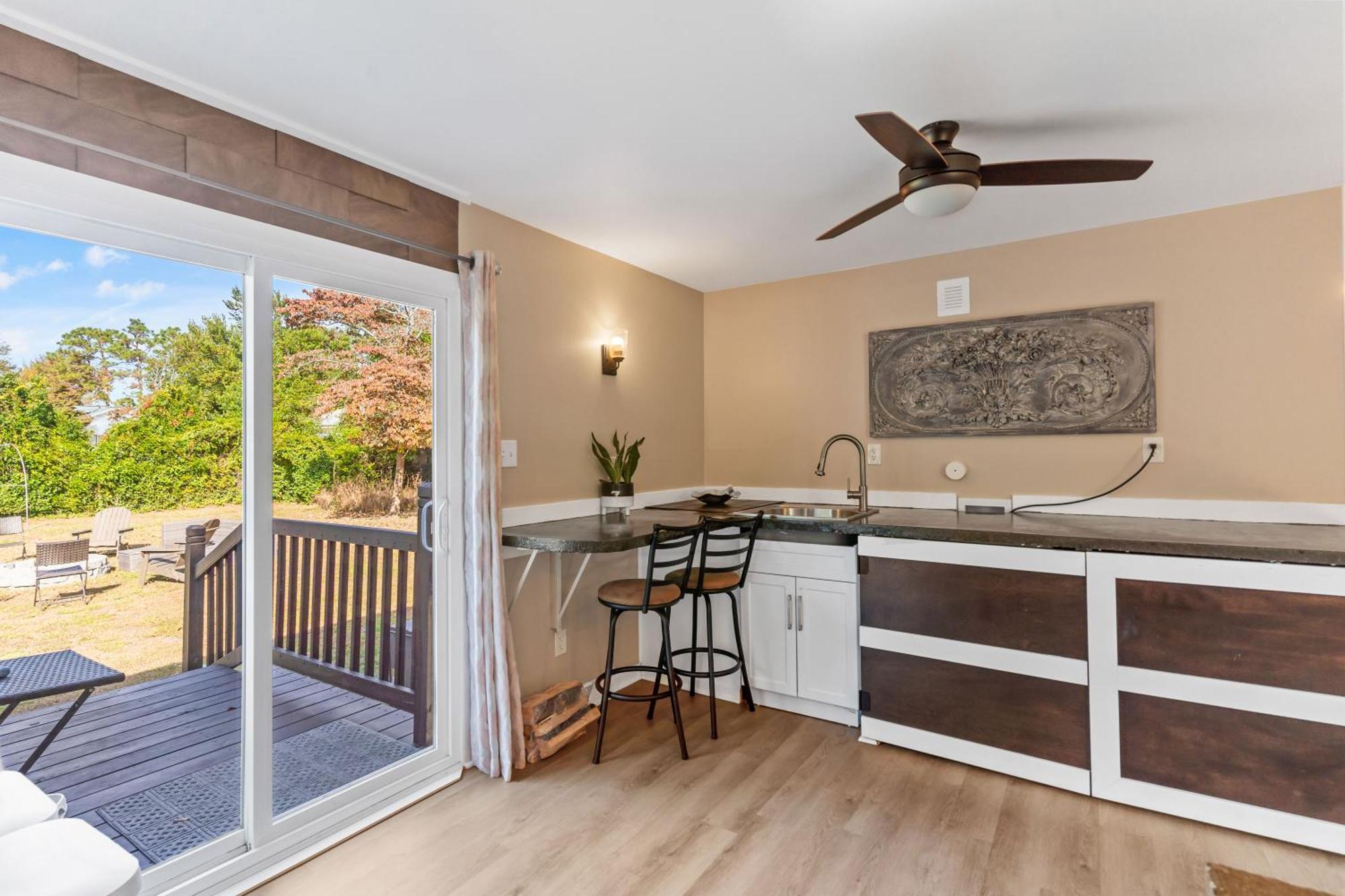 Chill Retreat, Hot Tub, Large Private Yard Wilmington