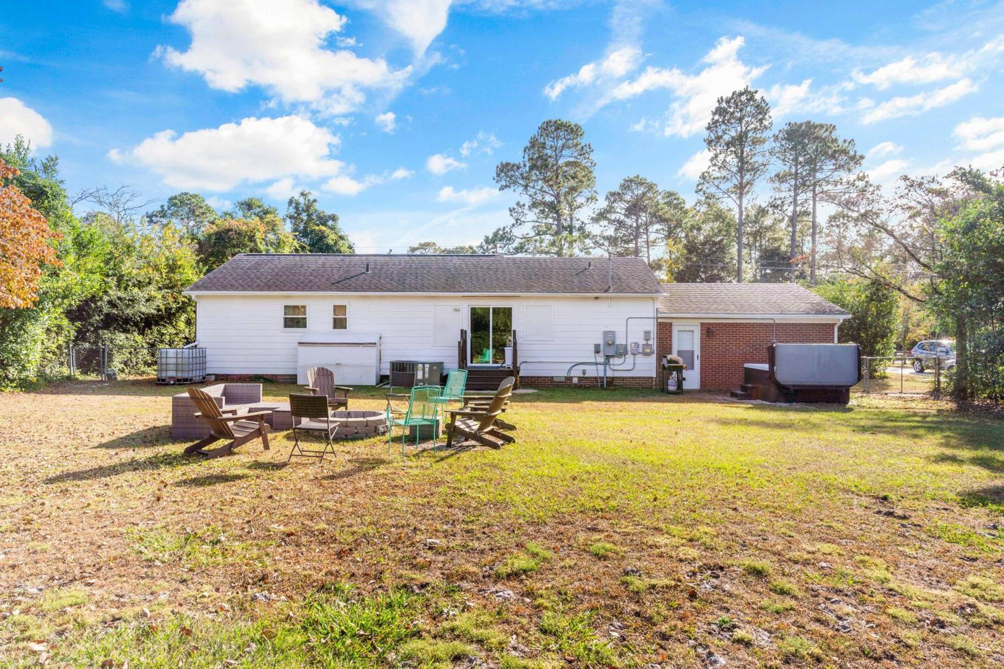 Chill Retreat, Hot Tub, Large Private Yard * Wilmington