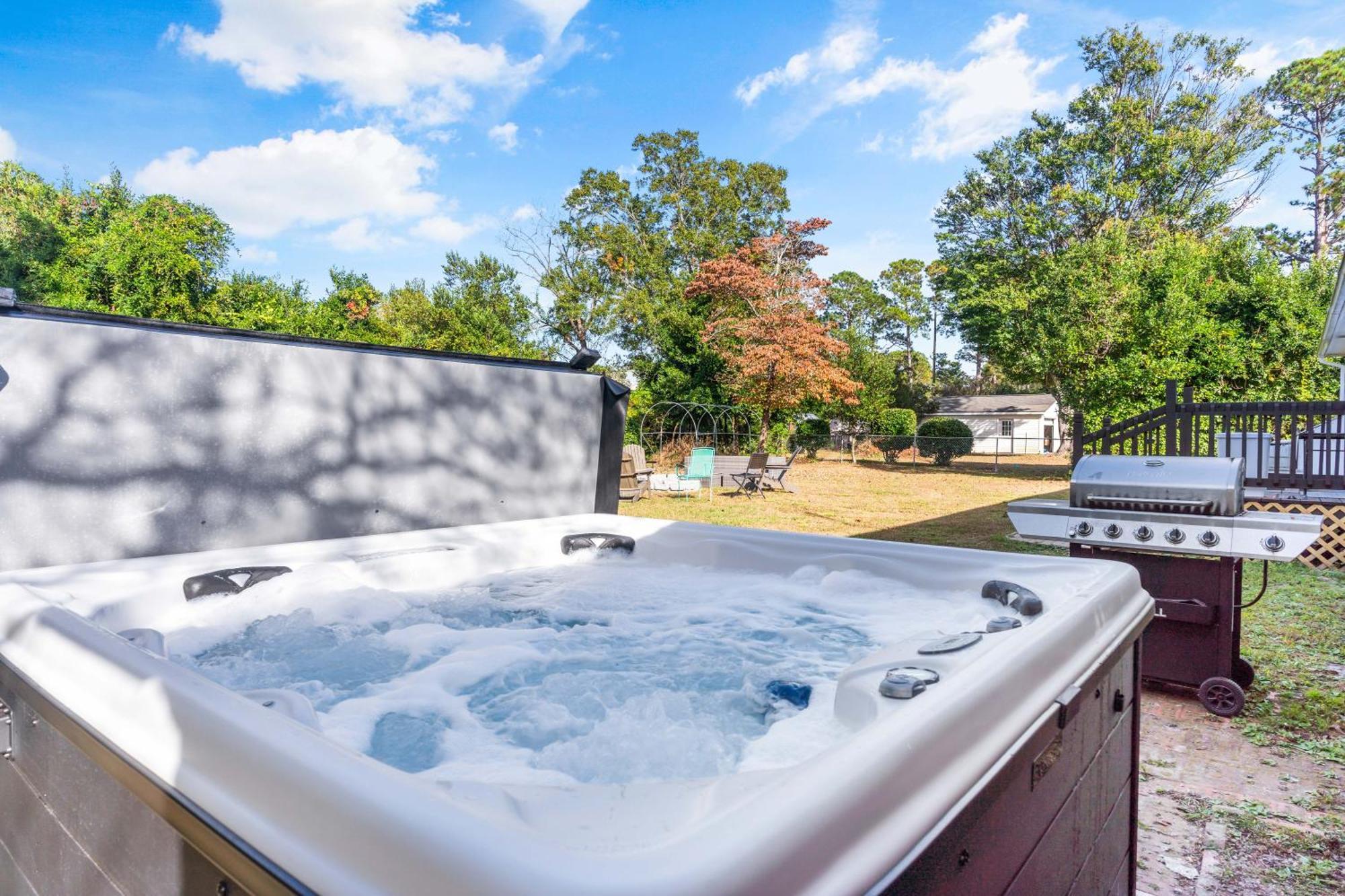 Chill Retreat, Hot Tub, Large Private Yard * Wilmington