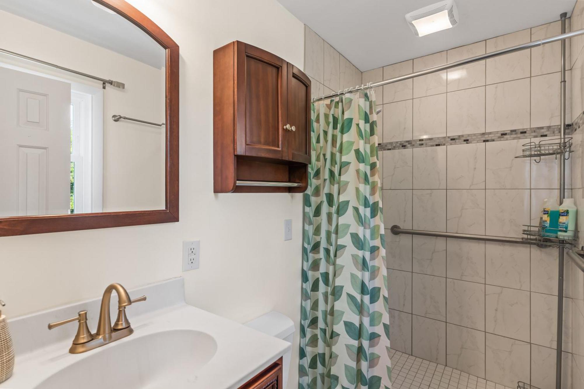 Chill Retreat, Hot Tub, Large Private Yard Wilmington