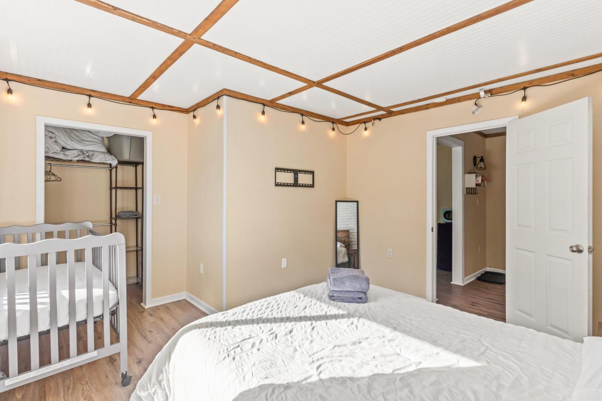 Chill Retreat, Hot Tub, Large Private Yard * Wilmington